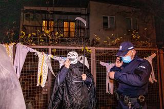 Halloweenowa akcja LBO przed domem Jarosława Kaczyńskiego