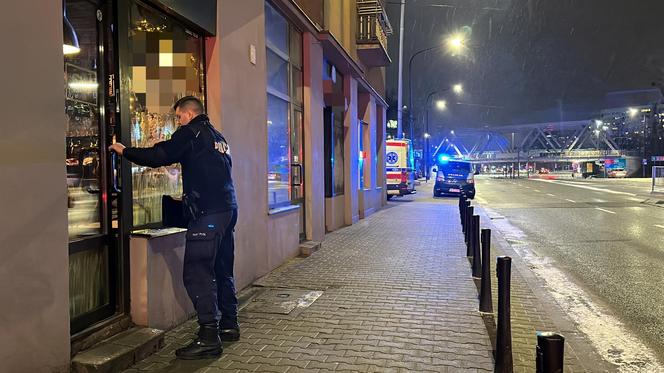 Spadł z drabiny i zginął. Tragiczny wypadek w pubie w Warszawie. Nie żyje 46-letni mężczyzna