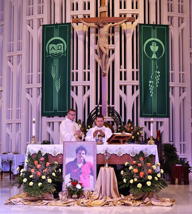 Polonia modliła się przy relikwiach pierwszego świętego millenialsa