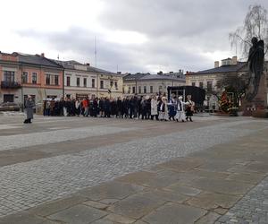 Maturzyści z Nowego Sącza zatańczyli poloneza na Ryku 