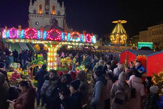 RZESZÓW. Świąteczne Miasteczko na Rynku rozbłysło milionem światełek. Czuć magię świąt! [ZDJĘCIA]