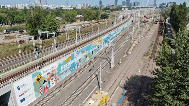 Na stacji Warszawa Zachodnia powstał nowy mural. Jego długość to ponad 300 metrów