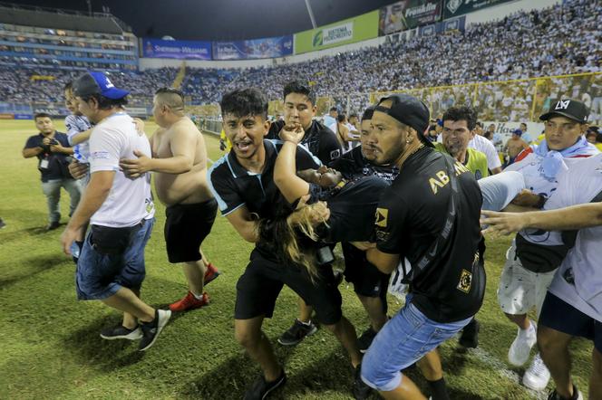 Salvador. Co najmniej 9 osób stratowanych na śmierć po wybuchu paniki na stadionie w San Salvador