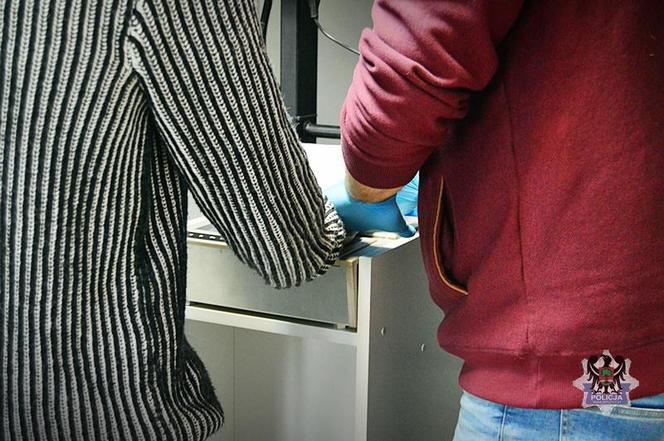 Policja rozbiła gang zajmujący się wyłudzaniem pieniędzy. Oszuści podawali się za amerykańskich żołnierzy