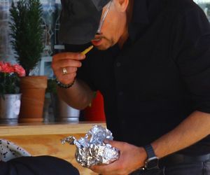 Krzysztof Ibisz je żonie z ręki