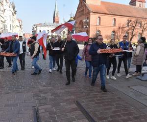 Rolnicy strajkowali częstując tym, co mają najlepsze! Mieszkańcy byli w szoku