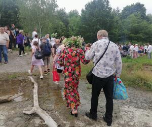 Tak wyglądała noc świętojańska w lubelskim skansenie! Wicie wianków i wrzucanie ich do wody [ZDJĘCIA]