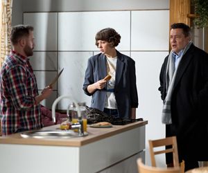 Na Wspólnej odc. 3973. Kuba (Przemysław Cypryański), Michał (Robert Kudelski), Brygida (Maja Wolska)