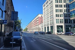 Zielona przebudowa ul. Kruczej w Warszawie potężnie opóźniona. Projekt niegotowy od 2022 r.