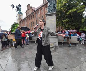 Tłum zwolenników aborcji protestował w centrum miasta. Manifestacja ruszyła pod kurię biskupią i siedzibę PiS