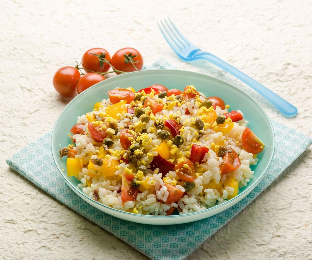 Sałatka ryżowa z jajkiem. Idealna dla kibiców prosta przekąska na mecz