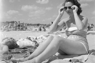 QUIZ PRL. Seksbomby znad Bałtyku. W czym opalały się nasze matki i babki? 15 pytań o plażowanie w stylu PRL