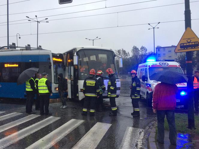 Wypadek na ul. Wielickiej: Tramwaj zderzył się z autokarem