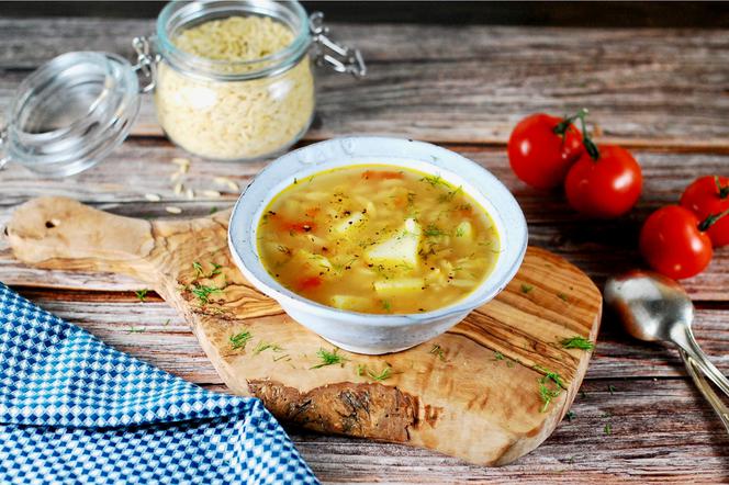 Rozgrzewająca zupa z orzo: najlepsza na chłodne dni