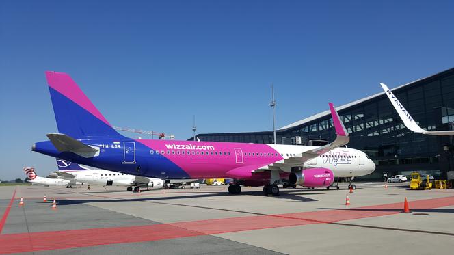 Kolizja na płycie lotniska w Gdańsku. Zderzyły się samolot linii Wizzair i ciągnik lotniskowy. Oba pojazdy są uszkodzone. Pasażerowie odlecieli innym samolotem