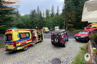 Dzieci i opiekunowie schowali się pod wiatą. Wtedy uderzył w nią piorun