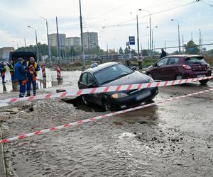 Droga zapadła się pod samochodem