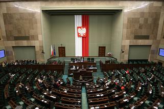 PiS przegrało dwa głosowania w Sejmie. Miliardy w tle