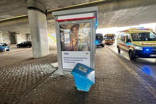 Przyczepka odpadła od auta i huknęła w przystanek autobusowy. Kobieta została ciężko ranna