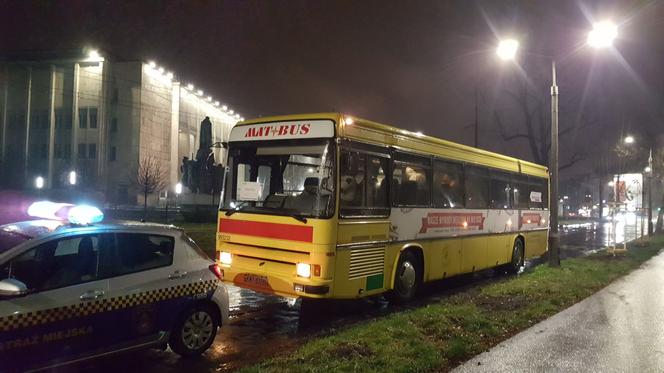 Zimowe wsparcie dla bezdomnych. Na krakowskie ulice wyjechał streetbus. Czym jest?