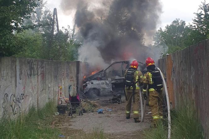 Na niebie widoczne były kłęby dymu. W Bielsko-Białej paliły się wraki samochodów