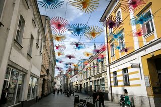 Nowe ozdoby nad ulicami w centrum Leszna 
