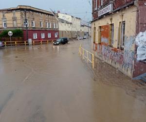 Niebezpieczna pogoda nad Polską. Zerwane dachy i samochody pływające po ulicach [FOTO]