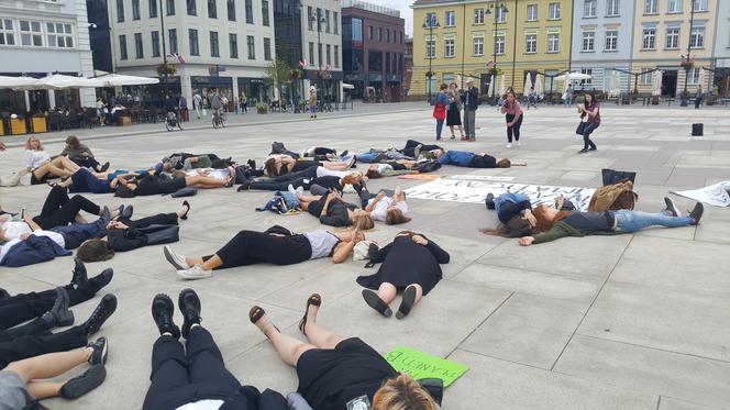 Protest klimatyczny w Bydgoszczy. Uczniowie leżeli na płycie Starego Rynku 