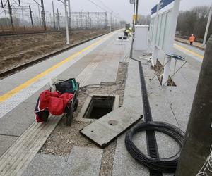 Dojście do nowej stacji przez błoto i plac budowy. PKP Warszawa Grochów jak tor przeszkód 