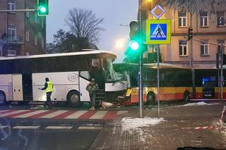 Dwa autobusy zderzyły się na Pradze-Północ. Kierowcy trafili do szpitala 