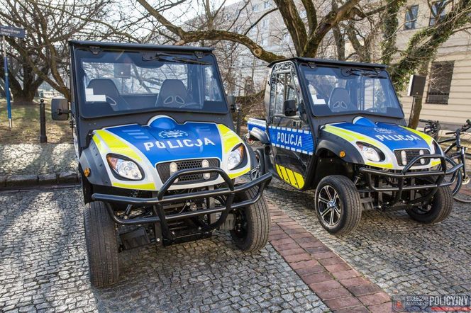Nowe pojazdy warszawskiej policji. Dzieci chętnie robią sobie zdjęcia