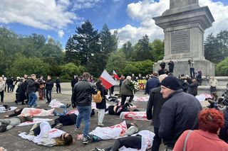 Transparenty, flagi, krew. Na Cmentarzu Mauzoleum Żołnierzy Radzieckich odbył się antywojenny protest