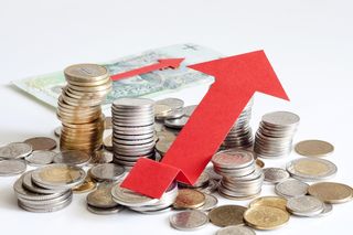 Złoty słabnie na starcie tygodnia. Za wakacje zapłacimy więcej?