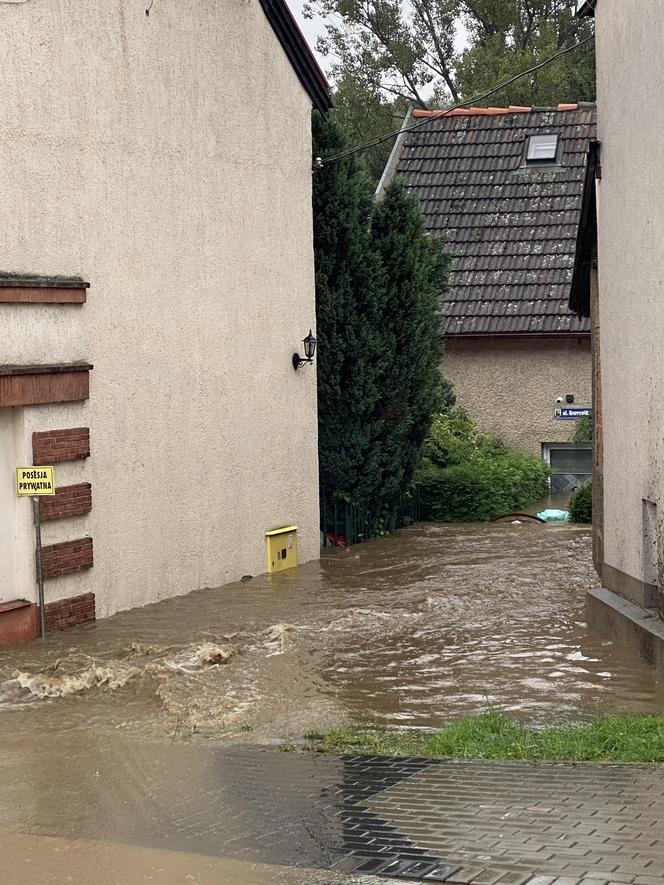 Bardo zatopione. Ulice toną, nie ma prądu, są problemy z siecią