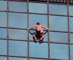 Wdrapał się na szczyt wieżowca w Warszawie