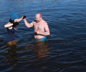 Dla lubelskich morsów liczy się miłość i lodowata woda! Zobaczcie gorące zdjęcia z zimnego zalewu