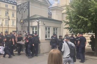 Rektor UW wezwał policję. Mundurowi wynieśli protestujących studentów