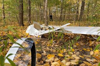 Katastrofa lotnicza w Kościelcu. Szybowiec spadł do lasu, nie żyją dwie osoby [ZDJĘCIA]