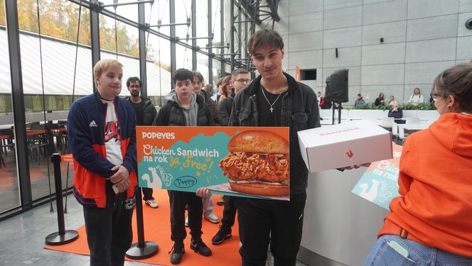 Tłumy na otwarciu Popeyes w Olsztynie. Rekordzista czekał w kolejce ponad 20 godzin