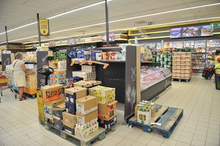 Dyskonty i hipermarkety mają problem. Klienci zmieniają nawyki 