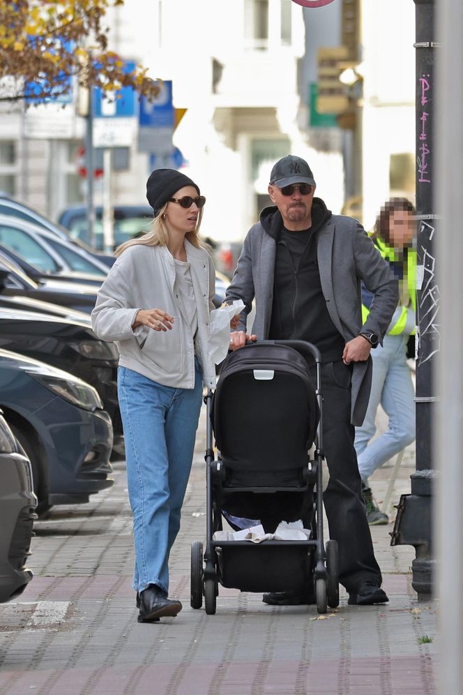 Krzysztof Ibisz z rodziną na spacerze