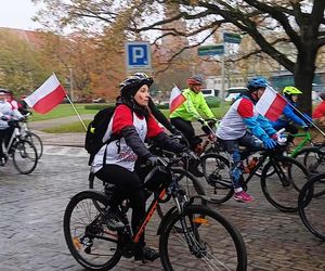 Rowerzyści uczcili Święto Niepodległości. Ponad 200 cyklistów przejechało ulicami Szczecina