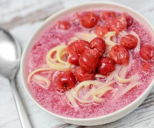 Zupa wiśniowa ze śmietaną – pyszna alternatywa dla tradycyjnych chłodników
