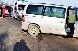 Terenówka wyprzedzała na skrzyżowaniu, a bus skręcił w lewo. SUV dachował w rowie