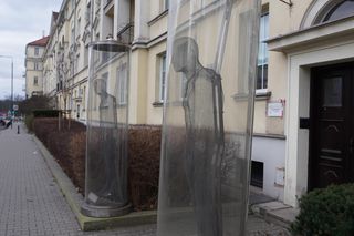 Dwa szkielety w kapsułach w centrum Warszawy. Upamiętniają wydarzenie znane z filmu