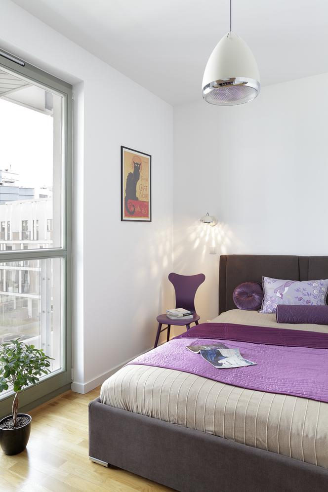 Biała sypialnia z fioletowymi dodatkami