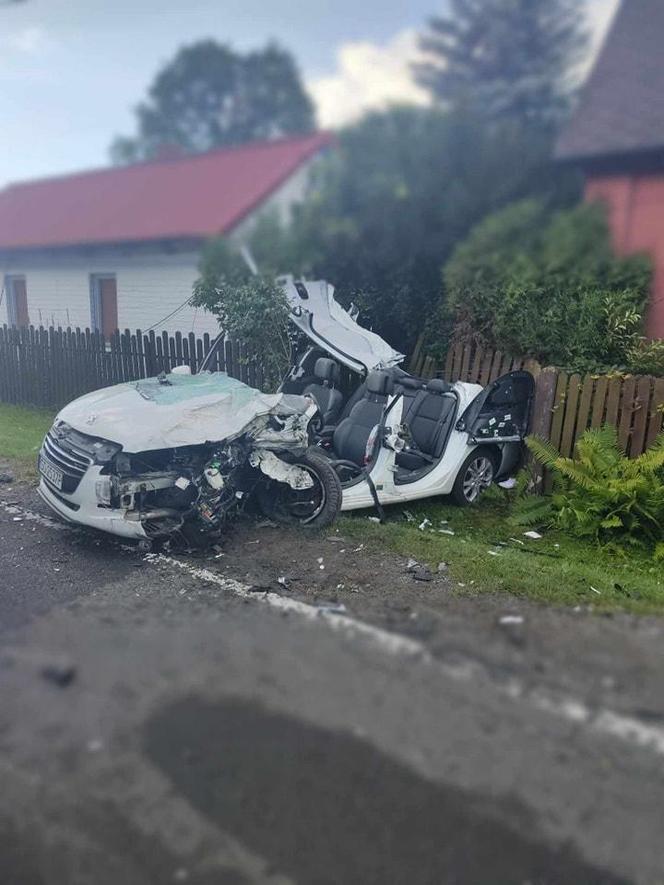 Apolonka (pow. częstochowski). Czołowe zderzenie osobówki z samochodem ciężarowym