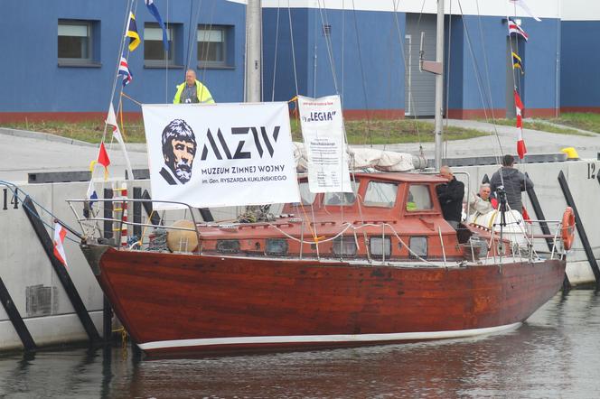 Jacht, którym pływał Kukliński w kanale na Mierzei Wiślanej