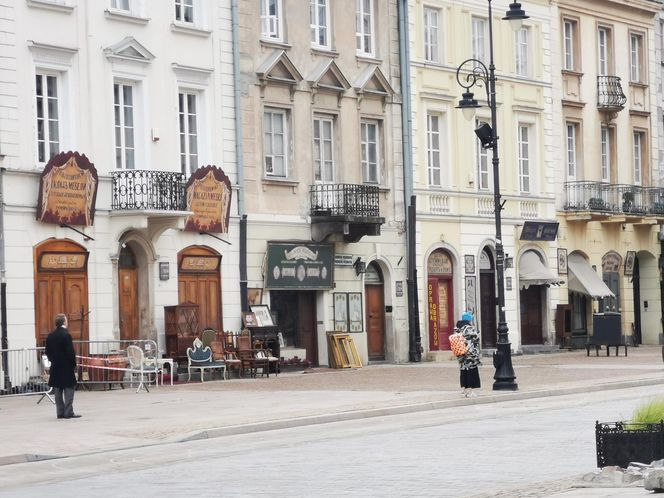 Co się dzieje na Krakowskim Przedmieściu w Warszawie? Rosyjskie napisy na ulicach