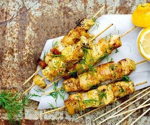 Zaskocz gości w majówkę tymi szaszłykami. Zachwycają prostotą i aromatem